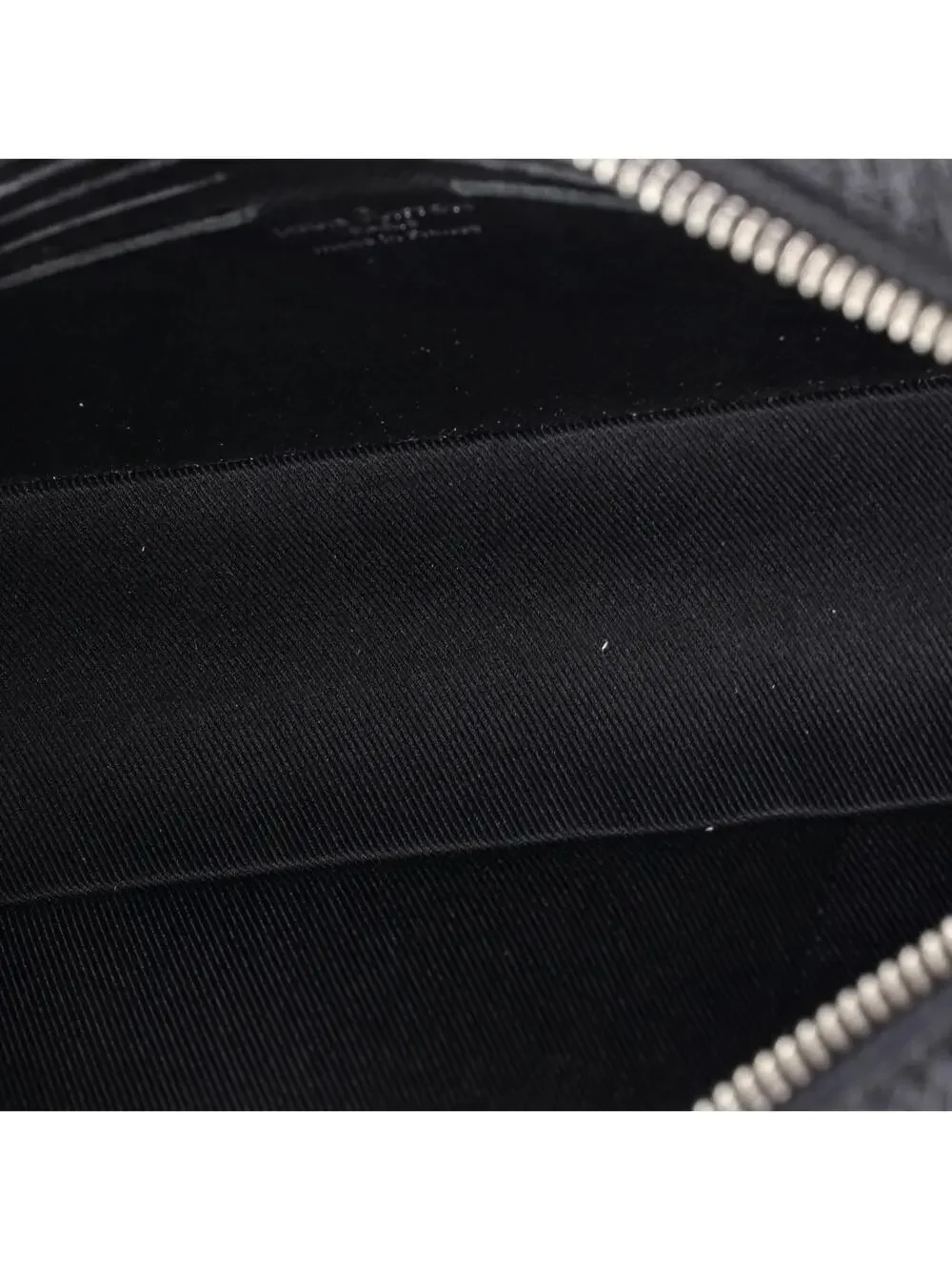 Louis Vuitton Kasai Clutch Taiga #250840L67B